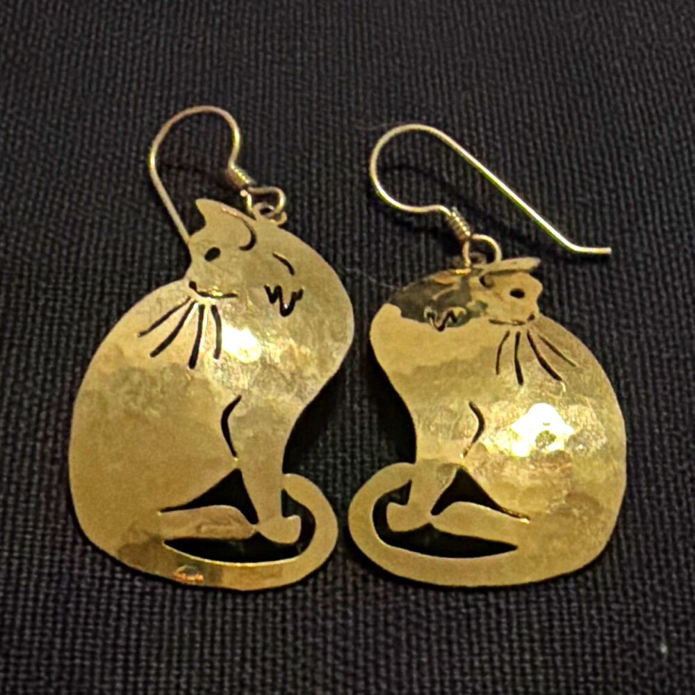 Vintage Wild Bryde Gold Tone Hammered Seated Cat Dangle Earrings.